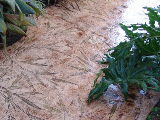 Concreto estampado ingreso a jardin con textura bamboo.