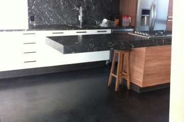 Casa habitacion piso de concreto con tinte dye black